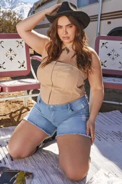 Women's Plus Curvy Fit Jeans Shorts With Fray Hem 17 Women's Plus Curvy Fit Jeans Shorts With Fray Hem -Wana Fashion Shop ES256741 L2649 LS1 8ec70f8c 5a21 4b22 a893 6d607bbde658
