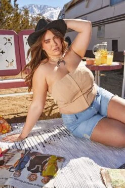 Women's Plus Curvy Fit Jeans Shorts With Fray Hem 16 Women's Plus Curvy Fit Jeans Shorts With Fray Hem -Wana Fashion Shop ES256741 L2649 LS2