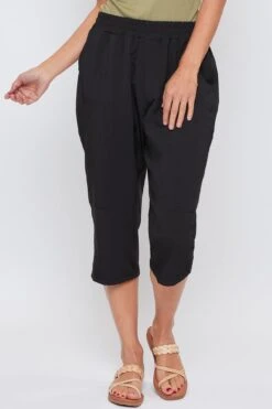 Women's Pull-On Capris With Big Pocket Detail -Wana Fashion Shop WC1106T1 BLACK 2