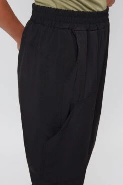 Women's Pull-On Capris With Big Pocket Detail -Wana Fashion Shop WC1106T1 BLACK 3
