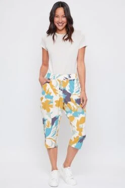 Women's Pull-On Capris With Big Pocket Detail -Wana Fashion Shop WC1106T1 CA008 1