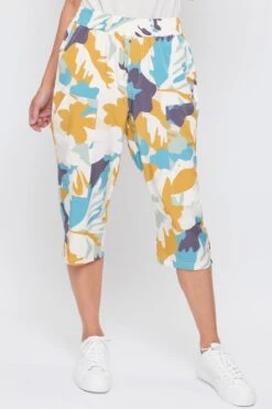 Women's Pull-On Capris With Big Pocket Detail -Wana Fashion Shop WC1106T1 CA008 2