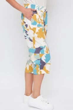 Women's Pull-On Capris With Big Pocket Detail -Wana Fashion Shop WC1106T1 CA008 3