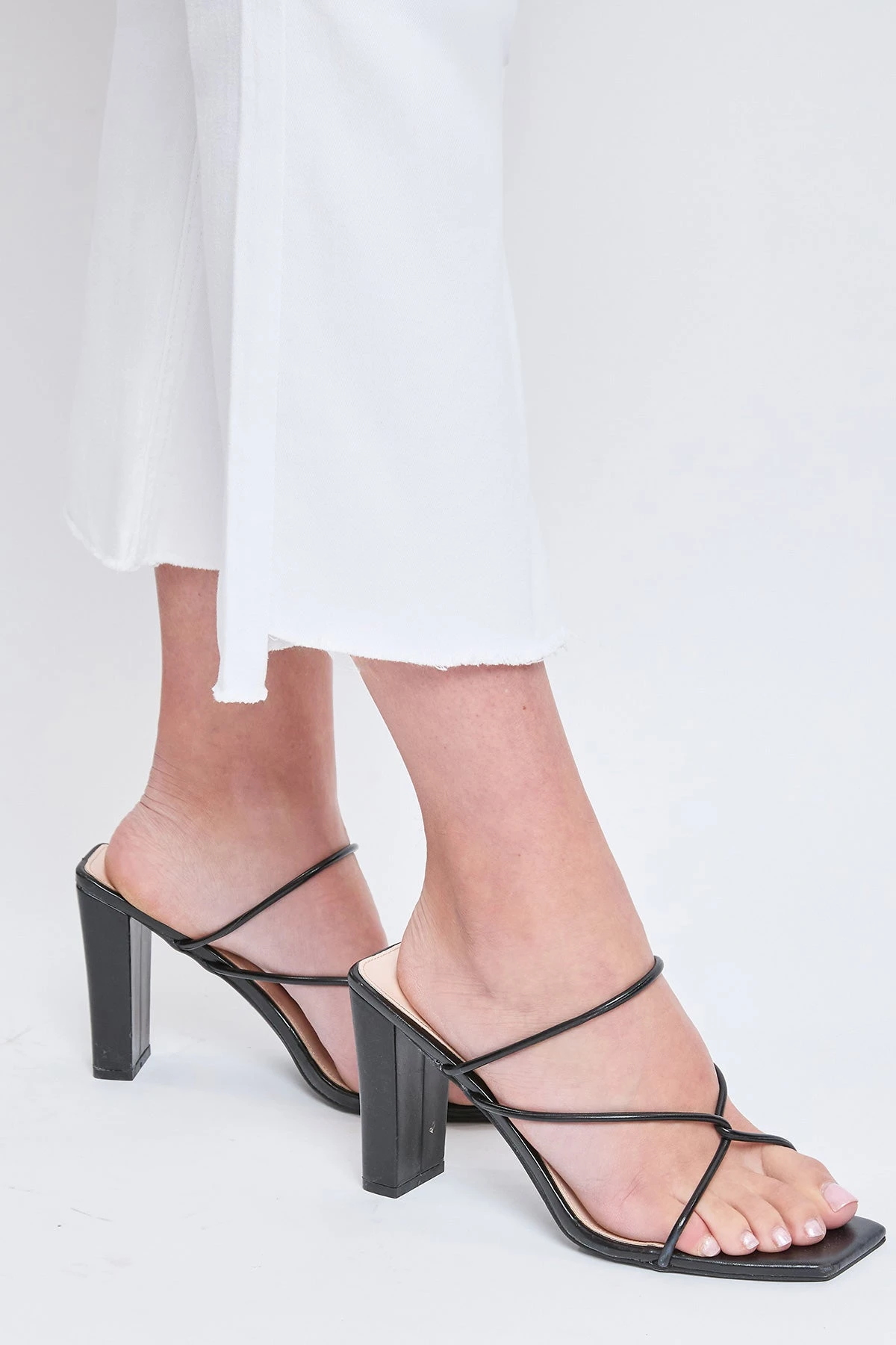 Women's Curvy Fit High Rise Hi-Lo Frayed Hem Jean 8 Women's Curvy Fit High Rise Hi-Lo Frayed Hem Jean - Image 6